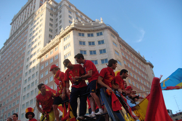 Hiszpania | Młodzież na Plaza de España w Madrycie